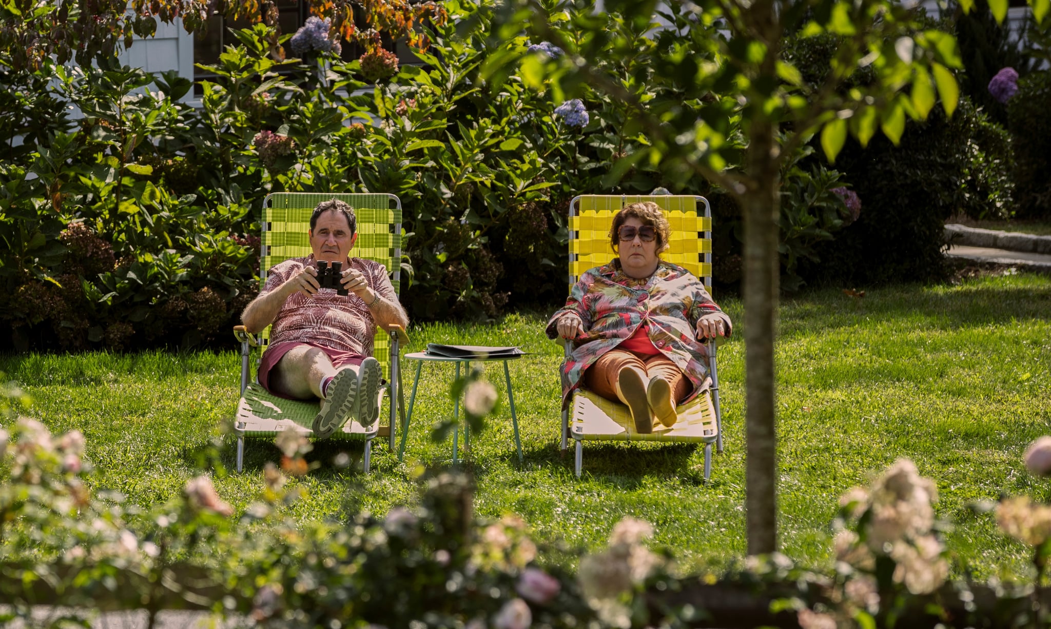 The Watcher. (L to R) Richard Kind as Mitch, Margo Martindale as Mo/Maureen in episode 101 of The Watcher. Cr. Eric Liebowitz/Netflix © 2022