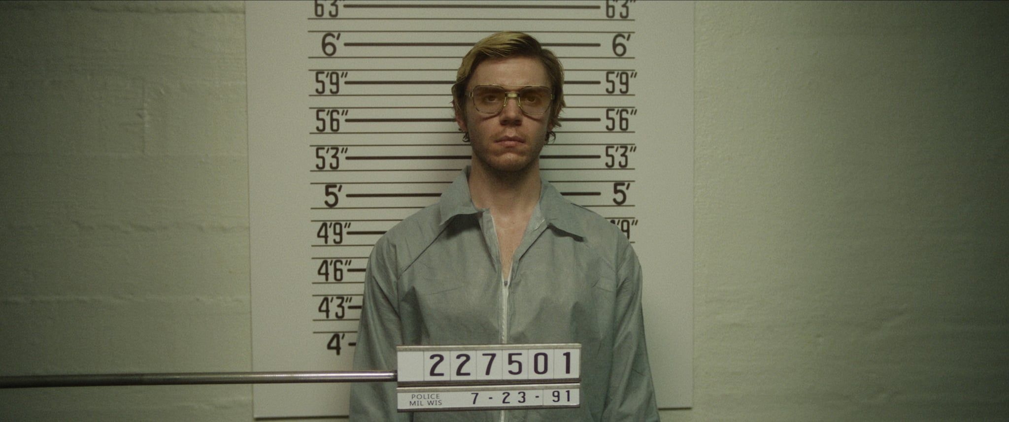 MONSTER: THE JEFFREY DAHMER STORY, Evans Peters as Jeffrey Dahmer, (Season 1, ep. 102, aired Sept. 21, 2022). photo: Netflix / Courtesy Everett Collection